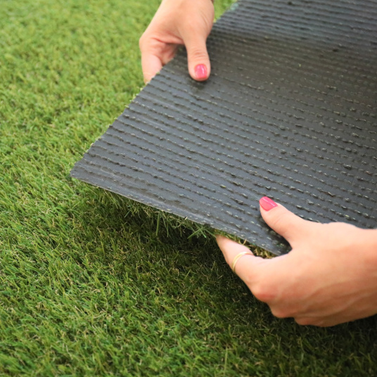 Envers structuré du gazon FireGuard 25mm, résistant et conforme ERP