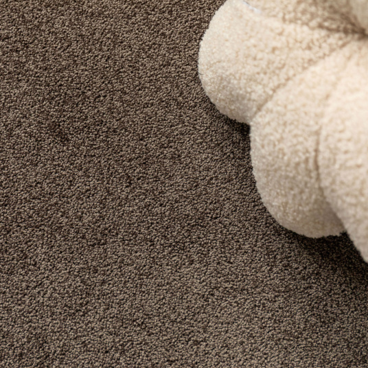 Moquette en polyester recyclé Re-cycle Chocolat avec texture dense et teinte brun profond