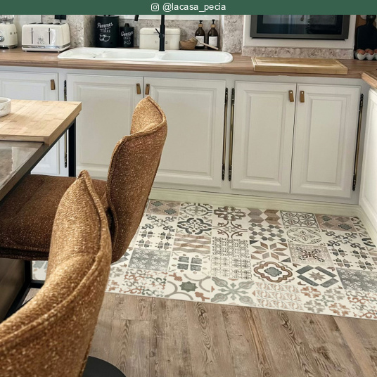 Tapis Vinyle Carreaux de ciment - Naturel avec décor PVC effet carreaux de ciment dans une cuisine conviviale