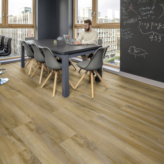 Lame vinyle clipsable - Gerflor R55 Lock+ Acoustic - Madina taupe dans une salle à manger avec table noire et grandes fenêtres