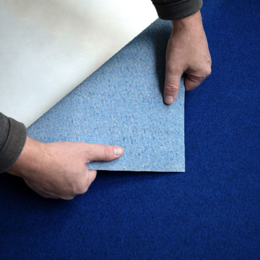 Moquette filmée événementielle Stand Event Bleu roi avec face envers visible pour installation sur stand