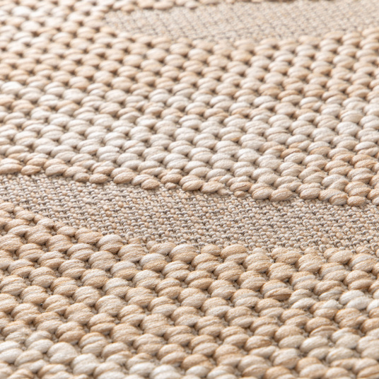 Détail du tapis aspect naturel Palme sauvage beige, texture épaisse et contrastée