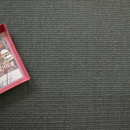 Tapis en sisal naturel foncé – ambiance déco chic avec plateau