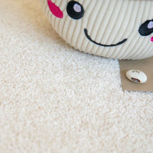 Moquette ultra douce Kawaii - Crème avec coussin décoratif souriant et petites figurines sur velours soyeux