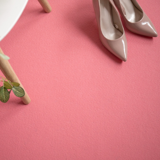 Revêtement événementiel Stand Event Rose Candy avec protection plastique avant inauguration