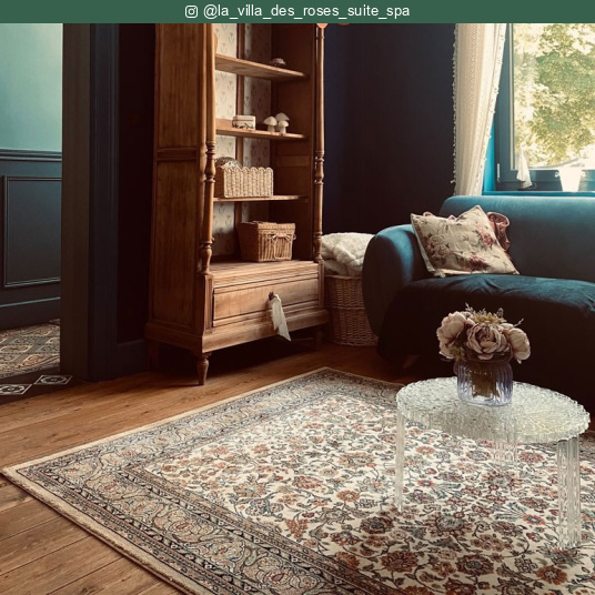 Tapis traditionnel floral Mamie in love Corail doux au pied d'un lit dans une décoration inspirée des maisons d'antan