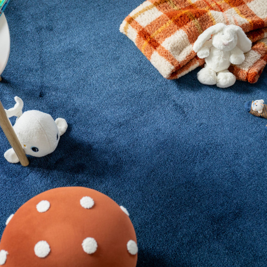 Moquette polyamide bleu nuit Pulse, ambiance douce et cosy en chambre d'enfant