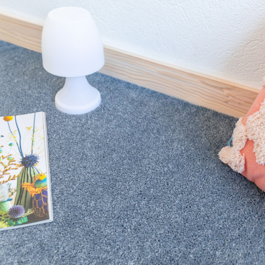 Moquette ultra douce Kawaii Bleu doux avec coussin floral et lampe blanche dans une ambiance cosy