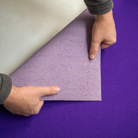 Détail de l'envers de la moquette événementielle Stand Event Violet