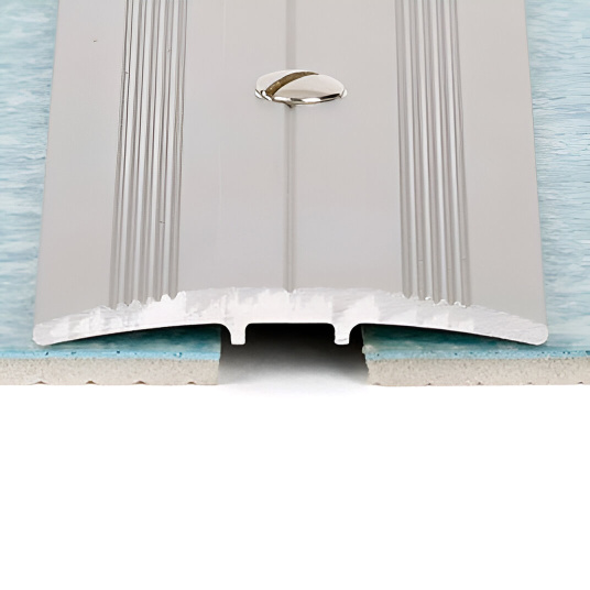 Barre de seuil Romus demi bombée en aluminium posée entre deux sols de même niveau