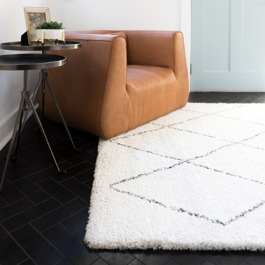 Tapis motif berbère - Rituel - Noir et écru - salon