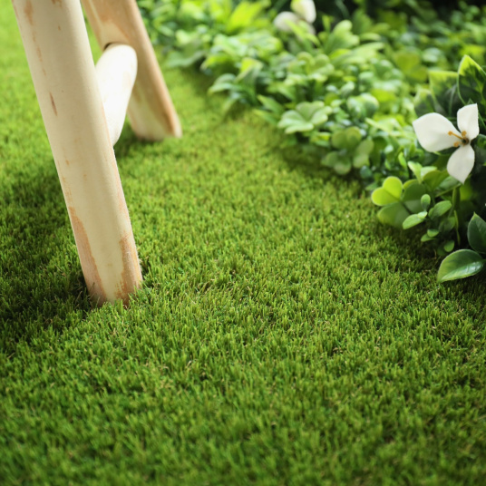 Zoom sur le gazon synthétique Plénitude 45mm et ses fibres micro-nervurées vert prairie lumineux