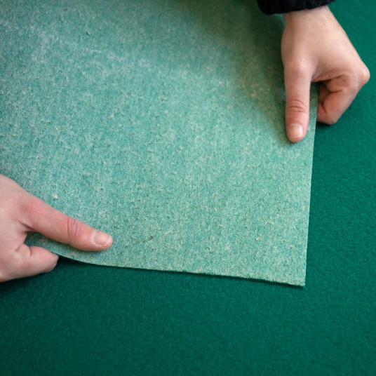 Structure souple de la Moquette filmée Stand Event Vert sapin montrant l'envers du produit