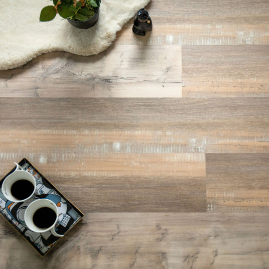 Sol vinyle en lames clipsables Friends Pin Maike avec mise en scène chaleureuse