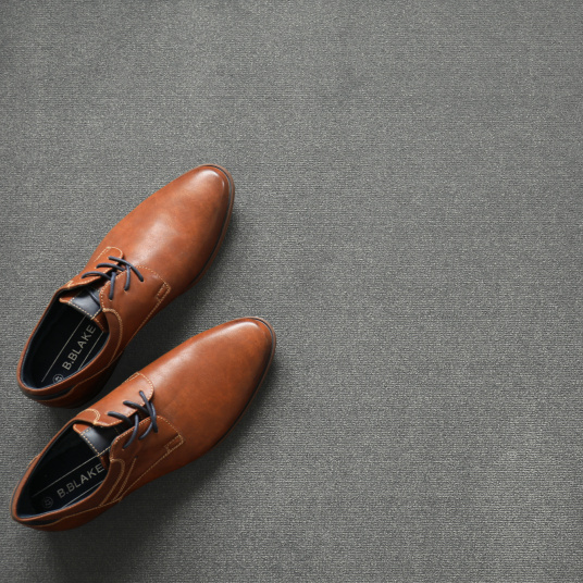 Moquette Saxony Sylon gris minéral détail du sol textile avec accessoires décoratifs