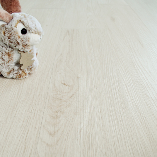 Zoom sur le parquet vinyle Performance Clic 5G chêne blanchi, nuances claires et aspect bois naturel