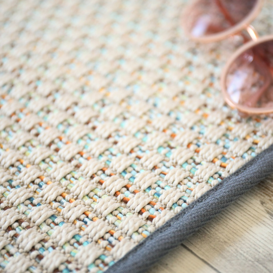 Tapis extérieur et intérieur tissé plat Sumatra silver multicolor finition gris ardoise - vue de près