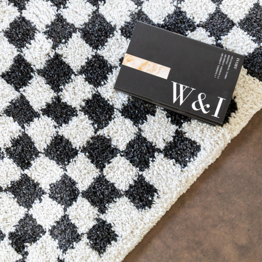 Tapis damier à poils longs Colorama - Noir et blanc créant un jeu géométrique grâce à son motif contrasté