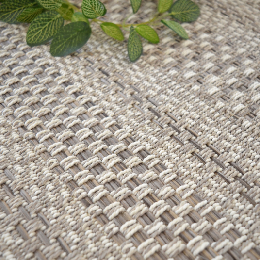 Tapis Indy grège, gros plan sur la texture tissée effet sisal