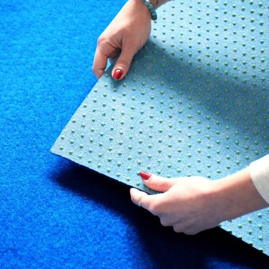 Envers Moquette outdoor - Piscine et Spa - Bleu sur plots pour évacuation de l’eau