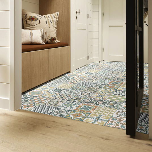 Sol Vinyle Textile Relief 3D – Carreaux de ciment Élise multicolore dans entrée bois clair, ambiance chaleureuse