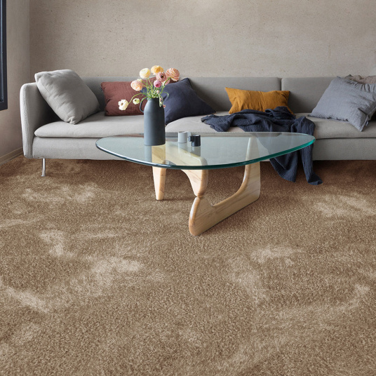 Moquette épaisse Éclat FusionBac Shaggy marron dans un salon contemporain