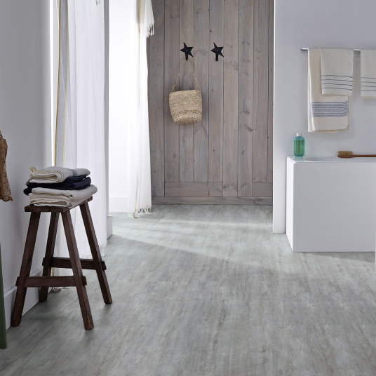 Lames vinyle à clipser ID Essential Click 30 Country Oak Cold Grey dans une pièce à vivre