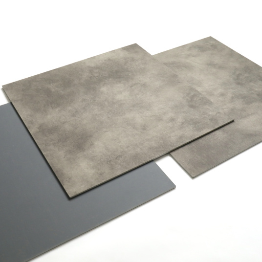 Présentation des dalles PVC Béton gris clair pour pose plombante sans colle