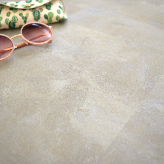 Dalle sol vinyle rigide Performance pierre calcaire adaptée aux pièces humides