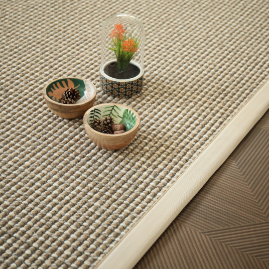 Tapis Laine et sisal Caloundra grosses boucles beige ganse écru - salon