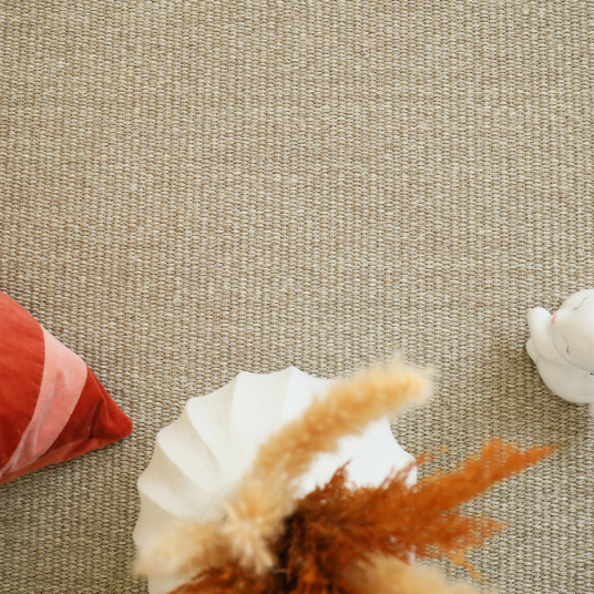 Intérieur chaleureux avec une moquette en sisal haut de gamme usage intensif Terralys Chanvre