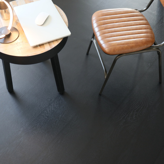 Sol Vinyle Résistance Pro - Parquet bois vintage peint - Noir sous mobilier design, texture bois apparente