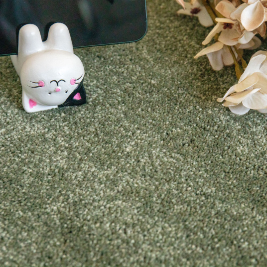 Tapis sur mesure ultra doux Kawaii - Vert kaki avec figurine décorative et feuillage séché sur velours moelleux