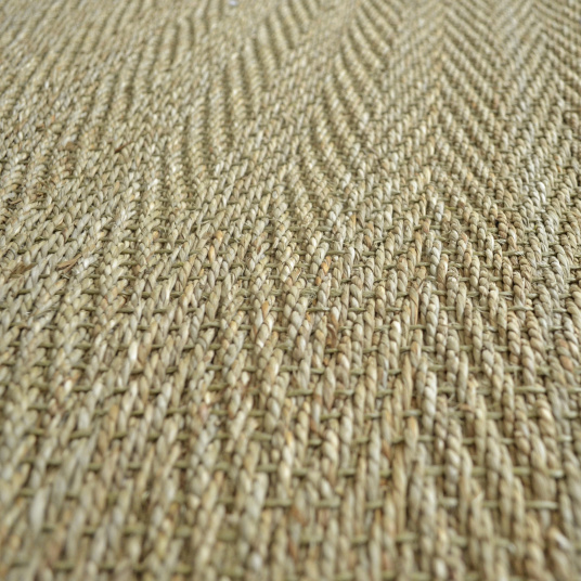 Gros plan sur la matière naturelle du tapis Bihar fin chevron