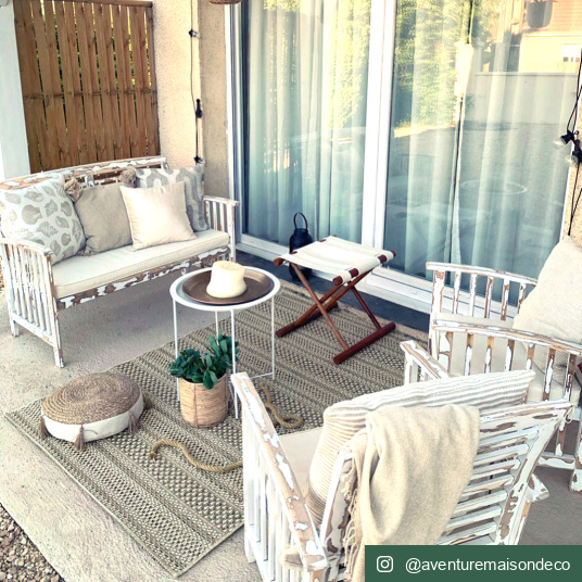 Vue du tapis Indy grège, design contemporain pour intérieur ou extérieur