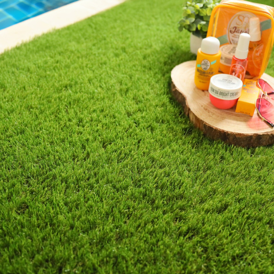Gazon synthétique Vincennes 35 mm autour d’une piscine, confortable et esthétique pour vos espaces détente