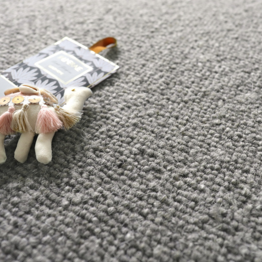 Tapis pure laine Latoon gris foncé - Ganse coton noir - gros plan