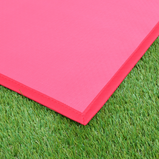 Tapis PVC tressé Rose Corail posé en extérieure sur gazon synthétique