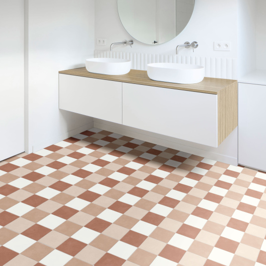 Revêtement Maison Vichy terracotta dans une salle de bains contemporaine blanche