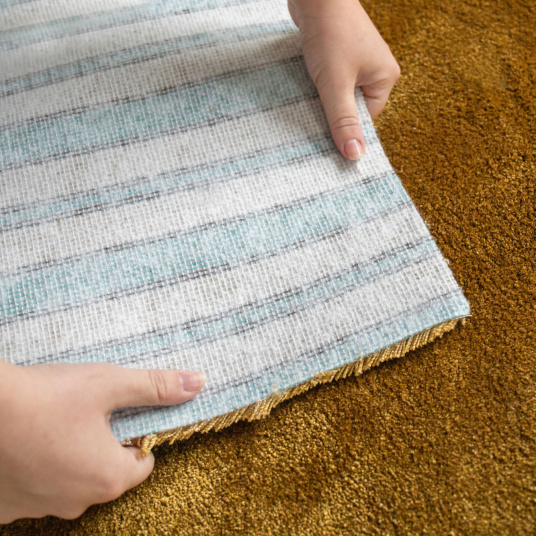 Moquette ocre antique Pulse, vue manipulation avec détail du dessous