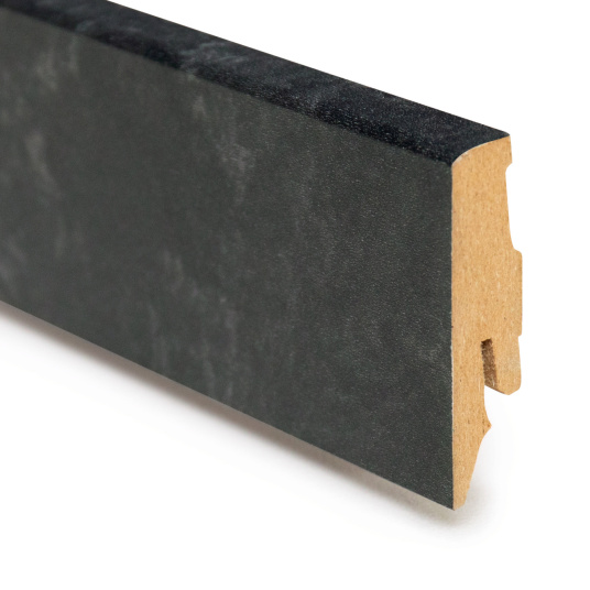 Plinthe grise pour parquet stratifié Pierre Gris Manganèse, mise en avant du profil et du relief