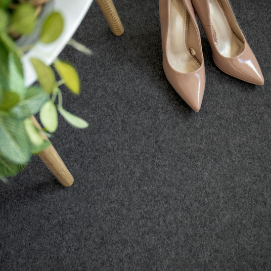 Revêtement de sol événementiel Stand Event Gris anthracite adapté aux zones de passage sur stand d’exposition