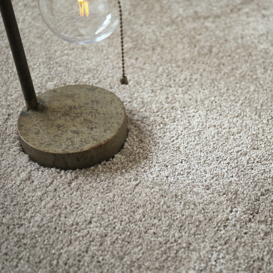 Moquette Touch Grège clair, texture dense et élégante pour intérieur apaisant