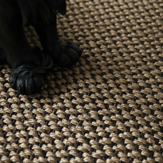 Tapis naturel en Sisal Slow bronze ganse noire - vue de près