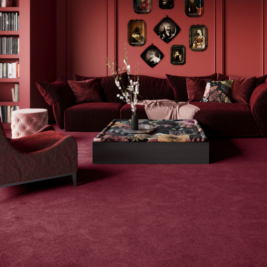 Moquette ultra douce Pulse Rouge grenat dans un salon feutré, confort enveloppant et ambiance chaleureuse