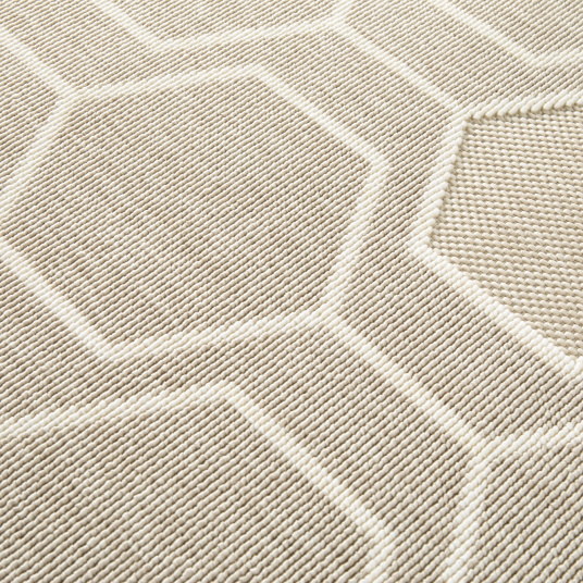 Tapis intérieur et extérieur motif graphique - Hexagone - Beige et écru - gros plan