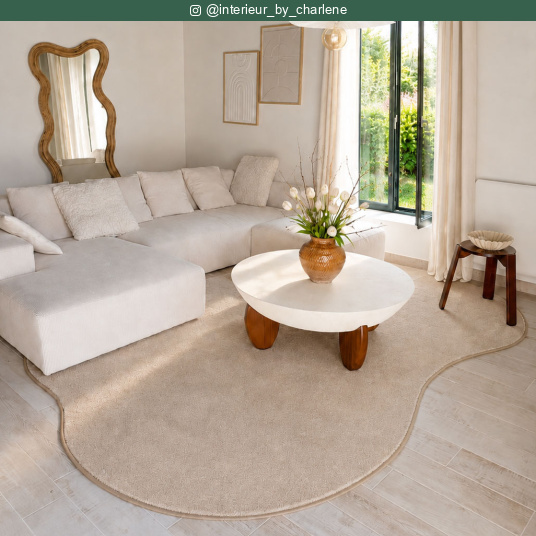 Tapis contemporain de forme organique Hypnose - Beige nude accompagnant un canapé blanc dans une décoration naturelle
