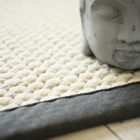 Tapis en Laine et Sisal Albury - Blanc crème - Ganse gris anthracite - gros plan