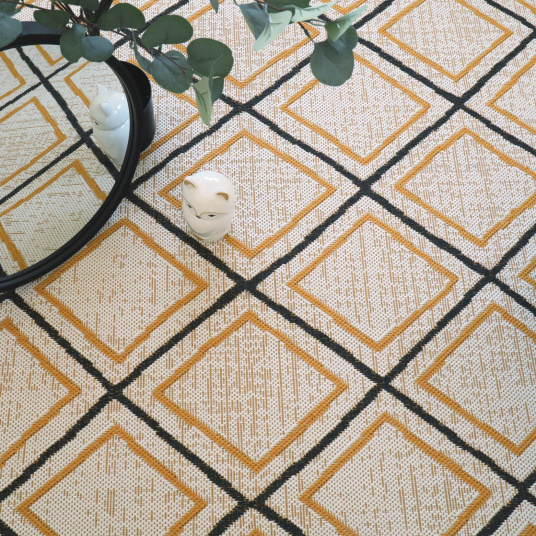 Tapis d'extérieur ou de salon - Motifs losanges - Jaune et noir - Vue de près