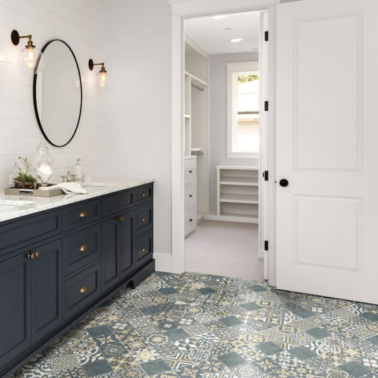 Sol textile Relief 3D Décor carreaux de ciment floral bleu foncé et ocre pour salle de bain avec double vasque